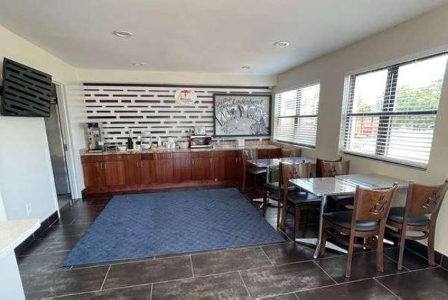 Super 8 By Wyndham Lindenhurst Extérieur photo