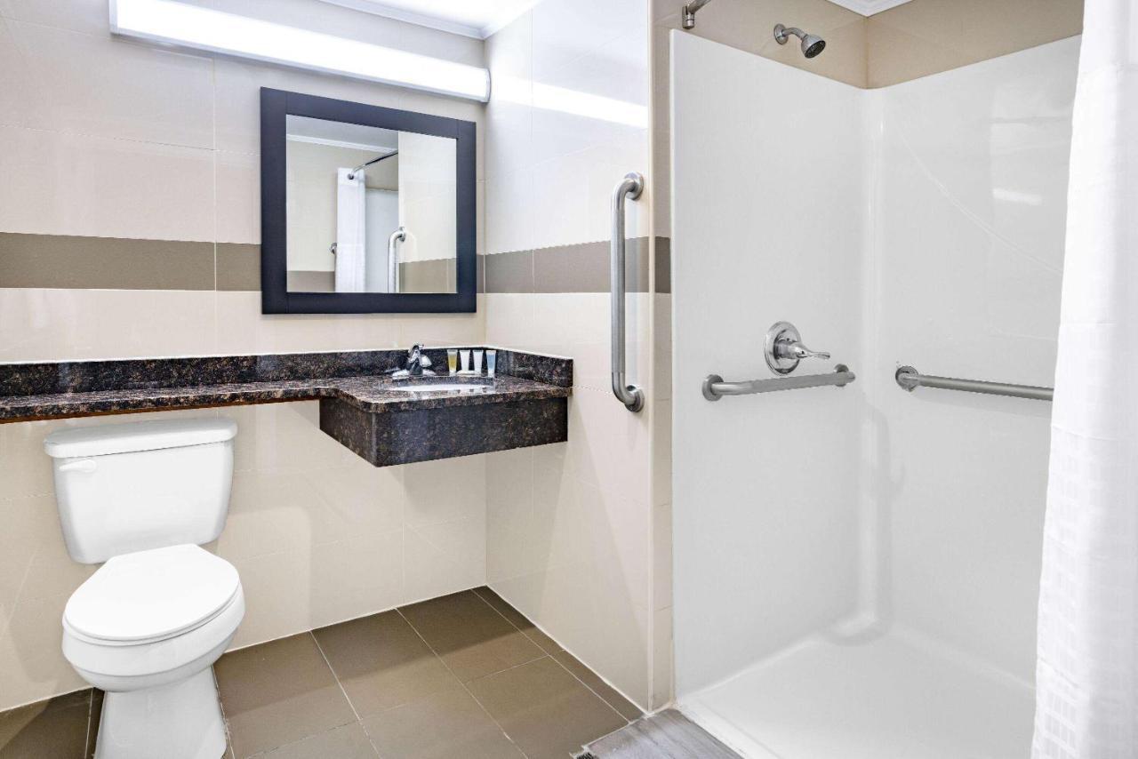Super 8 By Wyndham Lindenhurst Extérieur photo