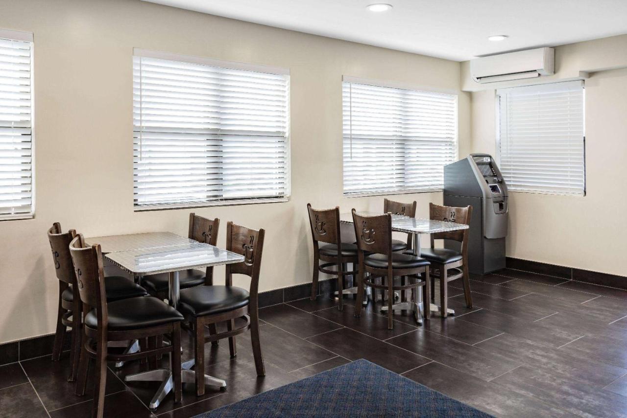 Super 8 By Wyndham Lindenhurst Extérieur photo