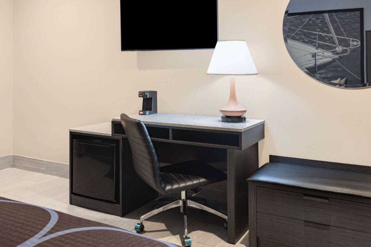 Super 8 By Wyndham Lindenhurst Extérieur photo