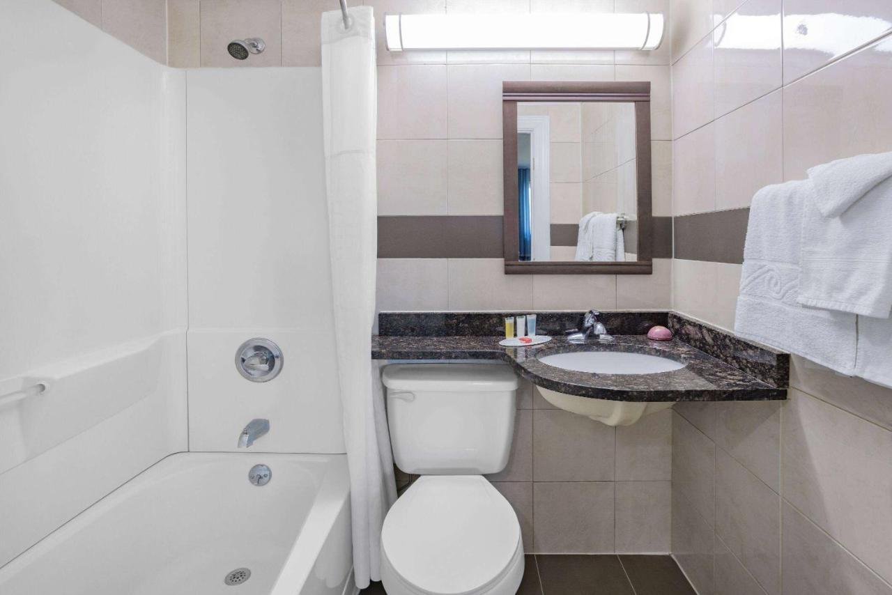 Super 8 By Wyndham Lindenhurst Extérieur photo